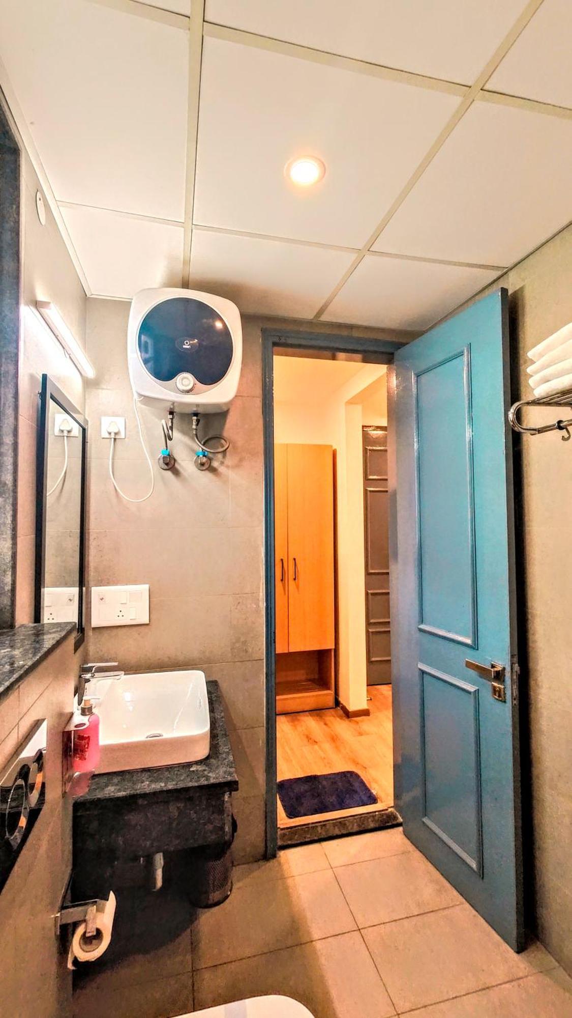 Mavens White Artemis Hospital Road Sector 52 Gurgaon Hotel ภายนอก รูปภาพ