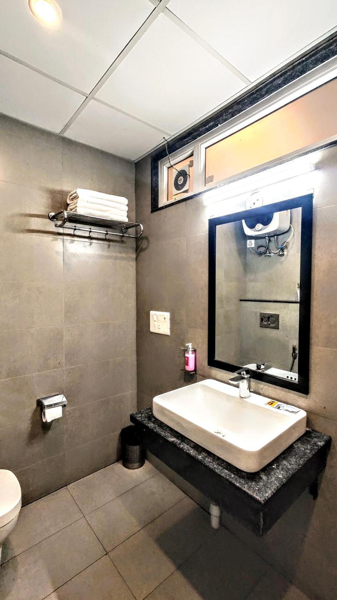 Mavens White Artemis Hospital Road Sector 52 Gurgaon Hotel ภายนอก รูปภาพ