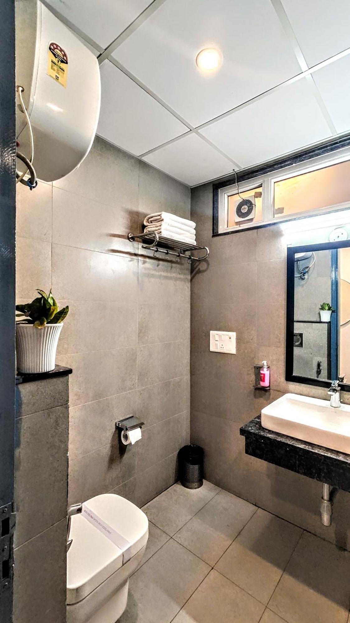 Mavens White Artemis Hospital Road Sector 52 Gurgaon Hotel ภายนอก รูปภาพ