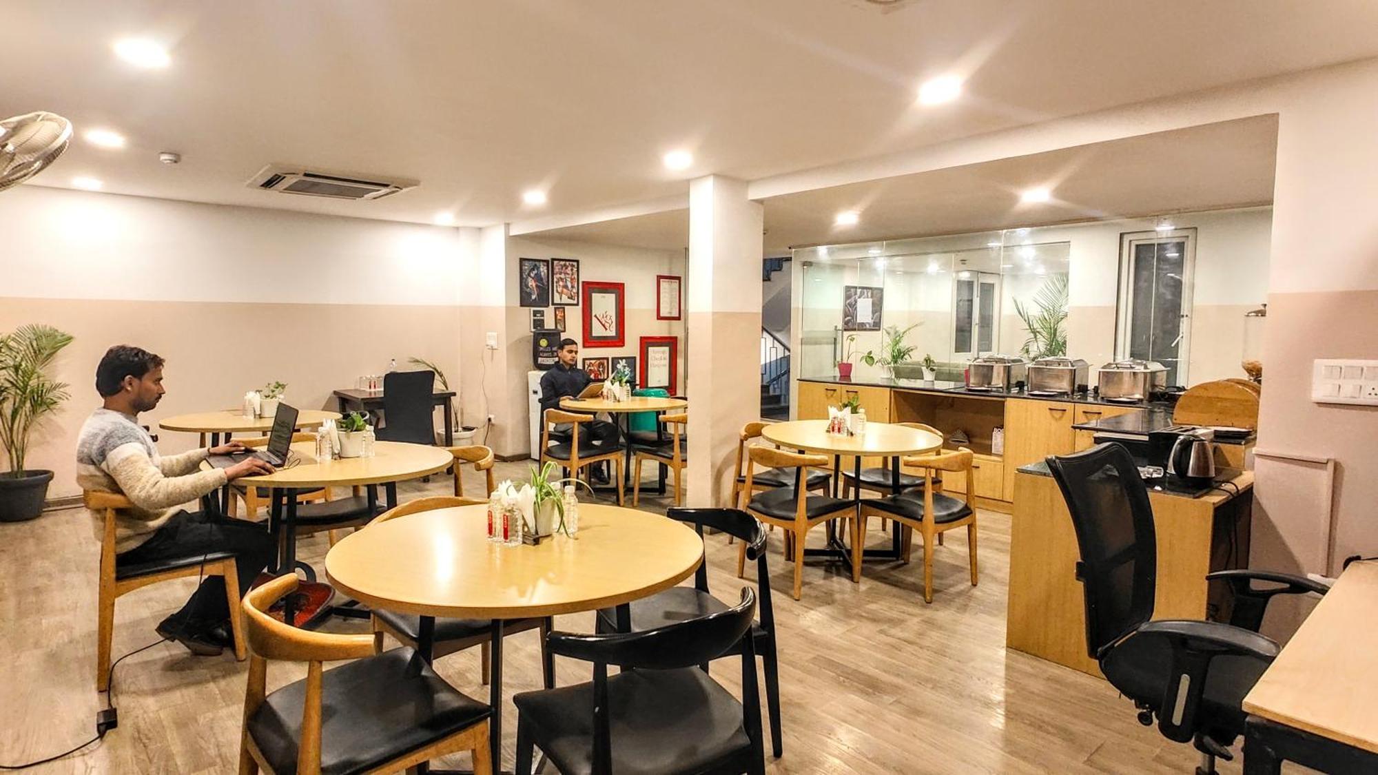 Mavens White Artemis Hospital Road Sector 52 Gurgaon Hotel ภายนอก รูปภาพ