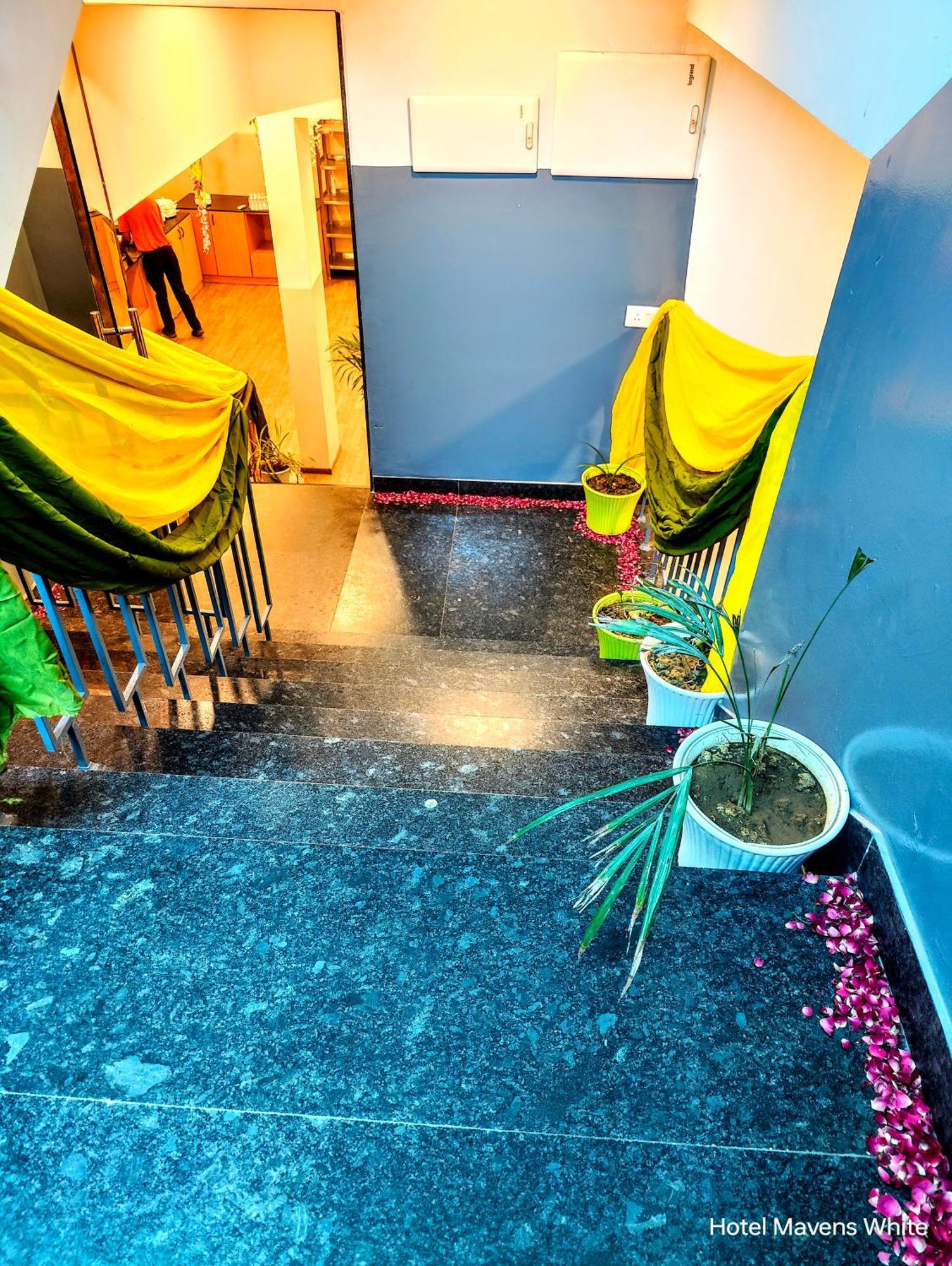 Mavens White Artemis Hospital Road Sector 52 Gurgaon Hotel ภายนอก รูปภาพ