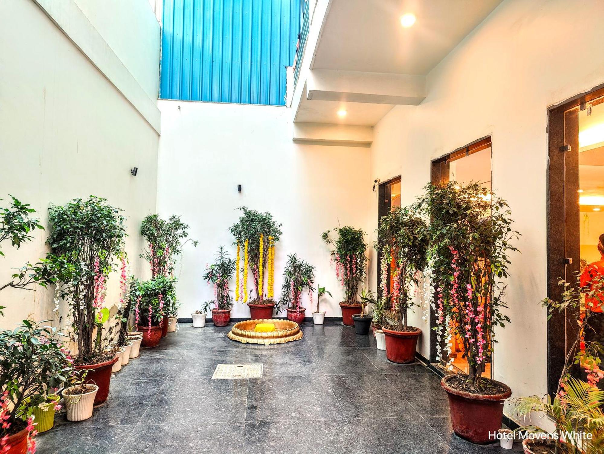 Mavens White Artemis Hospital Road Sector 52 Gurgaon Hotel ภายนอก รูปภาพ