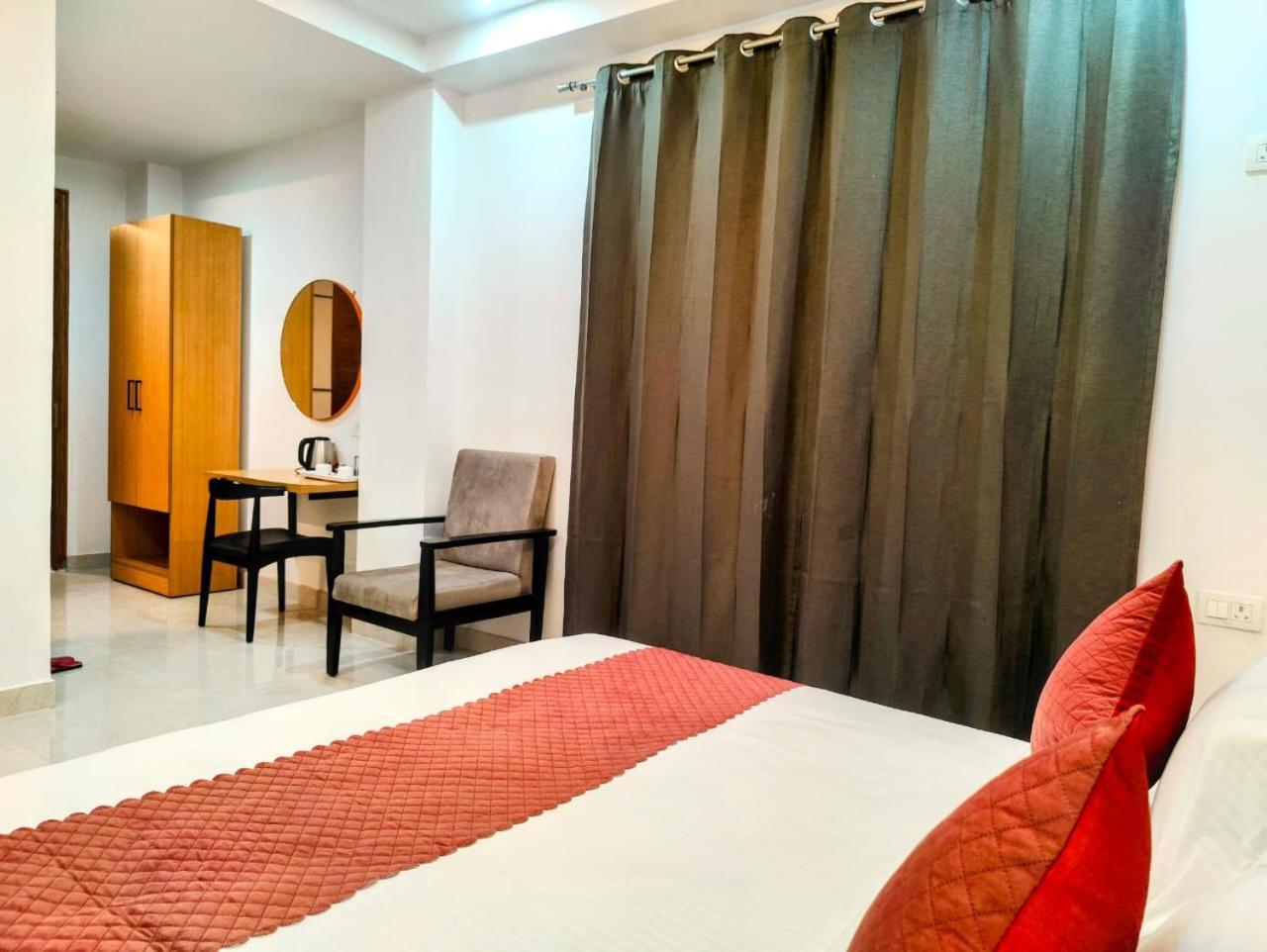 Mavens White Artemis Hospital Road Sector 52 Gurgaon Hotel ภายนอก รูปภาพ